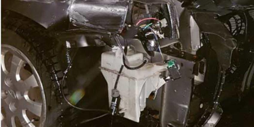 Politie Gouda haalt wrak van de weg