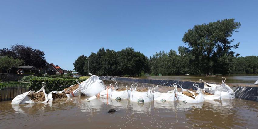 zandzakken-nooddijk-overstroming