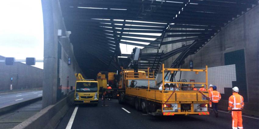Dak Zeeburgertunnel (A10) zwaar beschadigd