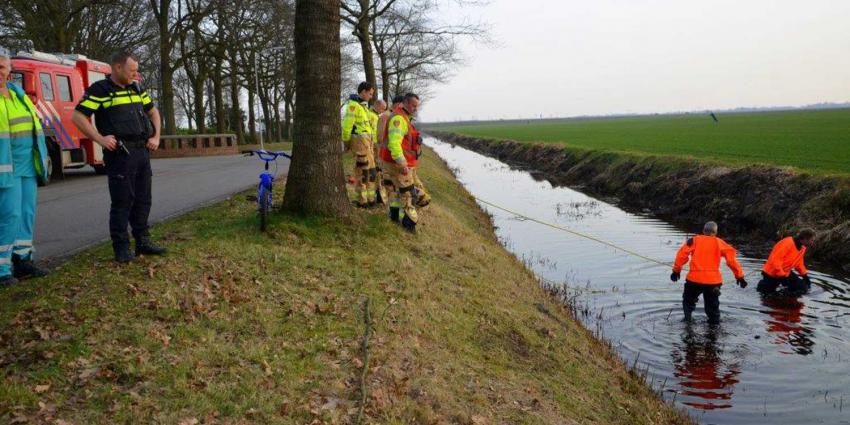 Hulpdiensten zoeken in slootje bij Wildervank om gevonden kinderfietsje