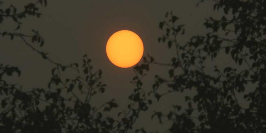 Zon kleurt oranje boven Nederland door bosbranden in Portugal en Spanje