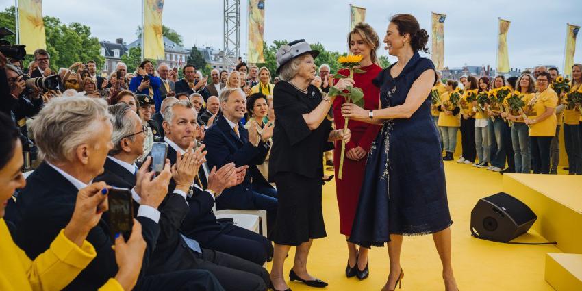 Prinses Beatrix ontvangt zonnebloem