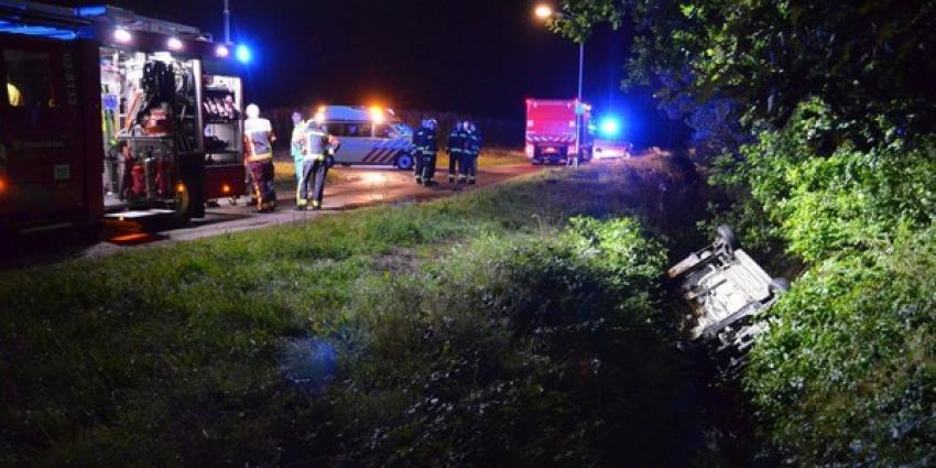 Dronken jongen rijdt met vrienden sloot in na feestje