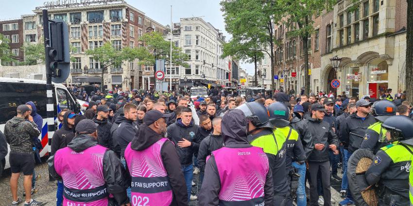 Voetbalsupporters op de Dam