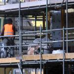 bouwvakker-steiger-helm-kruiwagen