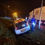 auto vast in de berm