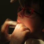 Orthodontist zet beugel op tanden