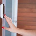 Vrouw belt aan bij videodeurbel