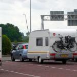 caravans-rustplaats-snelweg-vakantie-fietsen
