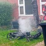 scooterbrand-achtertuin-brandweerman