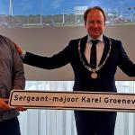 De kinderen van Karel Groeneveld, Tatum en Richard, onthulden samen met burgemeester Hein van der Loo het naambord 