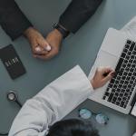 Foto van arts met computer