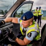 Marechaussee doorzoekt auto