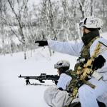 Mariniers bereiden zich voor op de verdediging van Noorwegen.