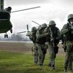 Foto van militairen bij helikopter | Min. Defensie