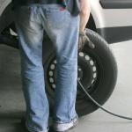 monteur-wiel-auto-band
