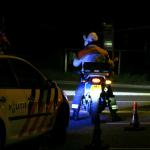 Onverlaten gooien vanaf viaduct steen op voorruit op A1 rijdende auto