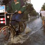 overstroming-fietser
