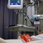 patient-hand-ziekenhuis-monitor