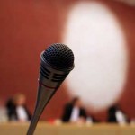 Foto van microfoon verdachte in rechtbank | Archief EHF