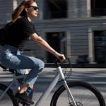 Vrouw op elektrische fiets