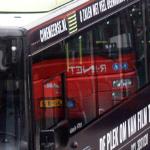 Passagier gewond na stoeptegels door ruiten bus in Haarlem