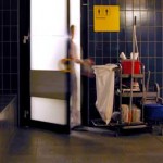 Foto van schoonmaker bij toiletten | Archief EHF