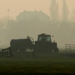 Foto van traktor mest uitrijden weiland | Archief EHF