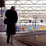 Foto van wachtende reiziger op perron station | Archief EHF