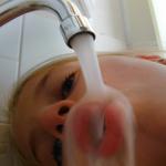 water-kraan-kind-drinken