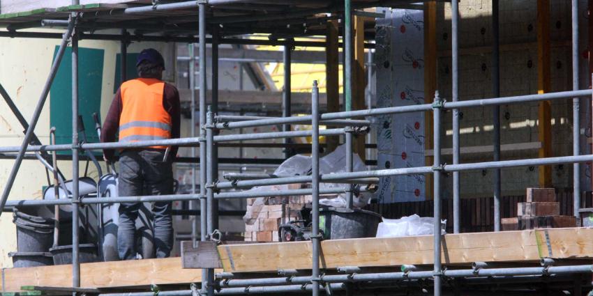 bouwvakker-steiger-helm-kruiwagen