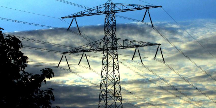elektriciteit-mast-wolken