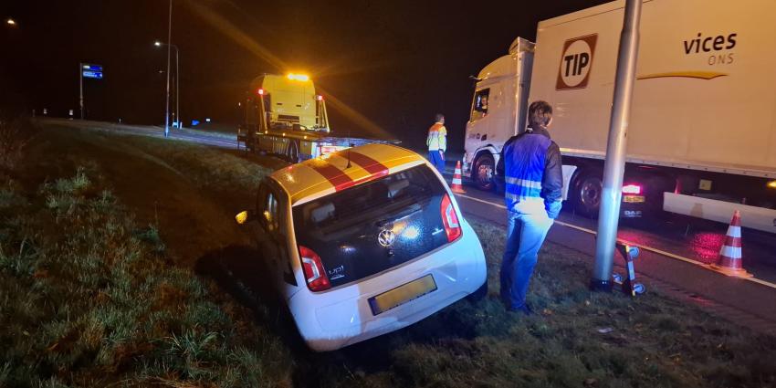 auto vast in de berm