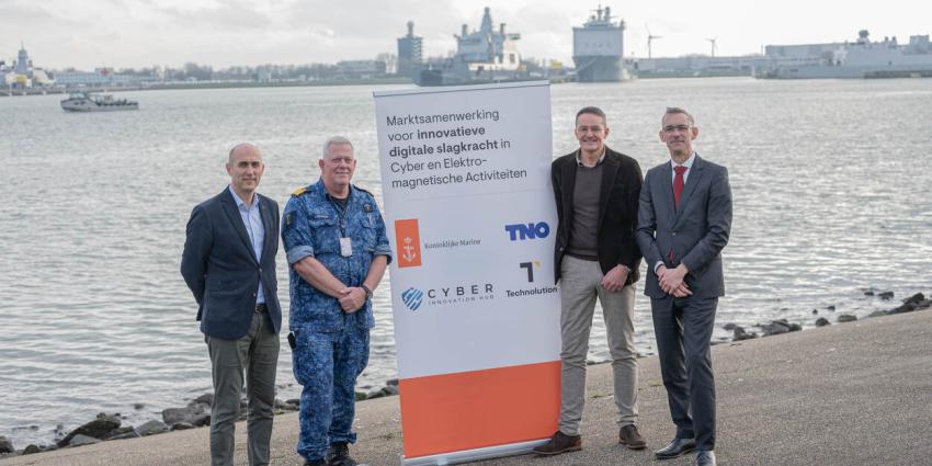 Vlnr: Wouter Roelofs (Hoofd Cyber Innovation Hub), Commandeur Frank Lenssen, Marcel Dukker (Technolution) en Patrick de Graaf (TNO).