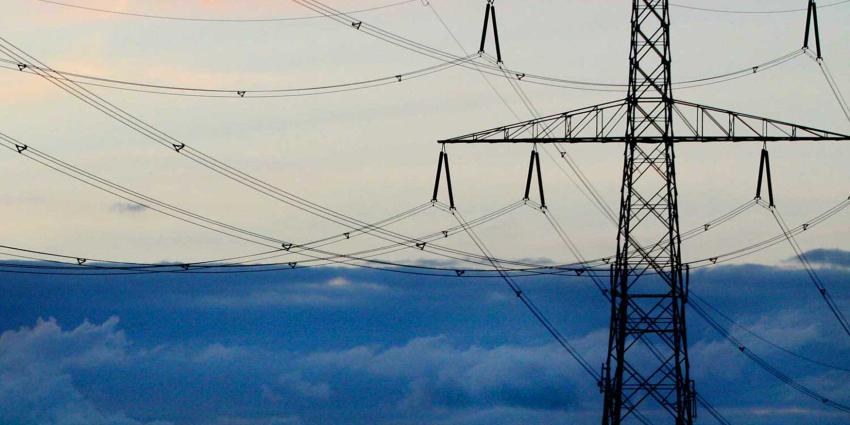 mast-elektriciteit-wolken