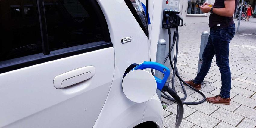 auto-elektrisch-opladen-stekker