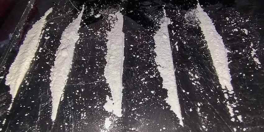 cocaine-lijntjes-spiegel-drugs-verslaving
