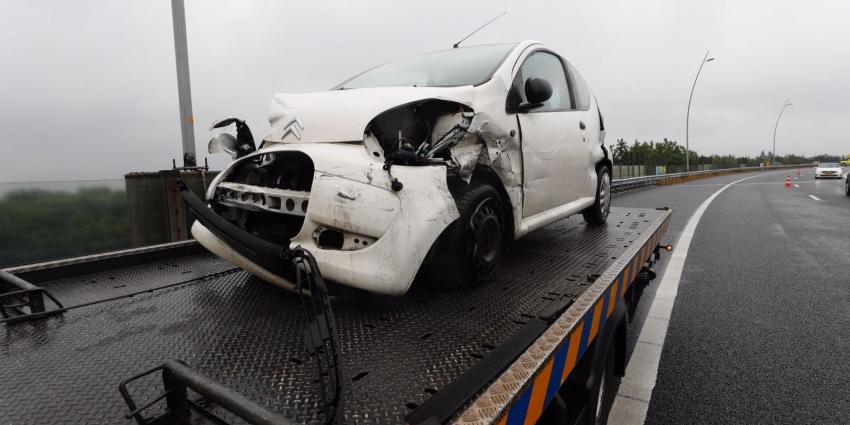 Vrouw botst op auto van Rijkswaterstaat op A2