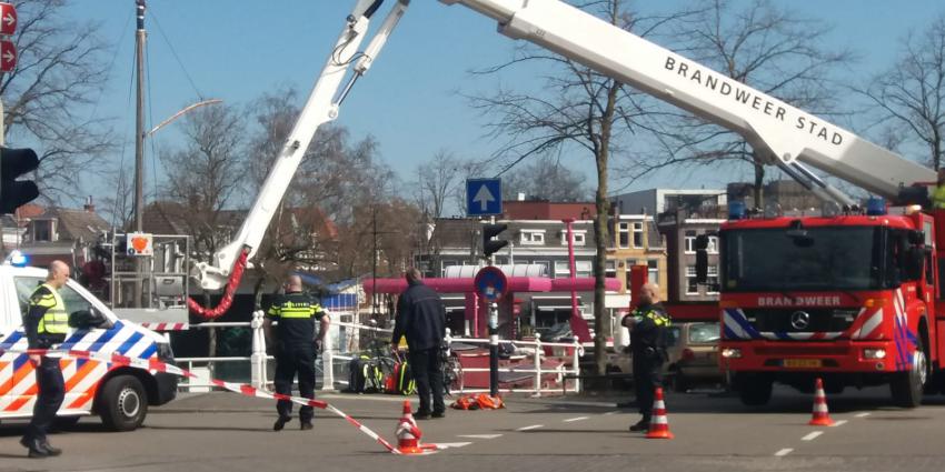Persoon hangt aan brug