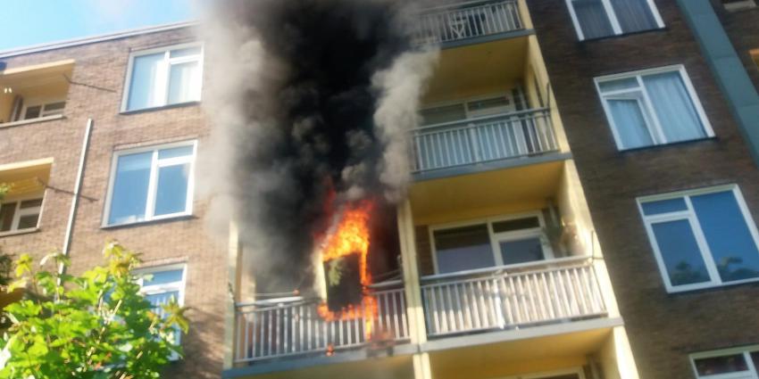 Forse brand op balkon van flatwoning