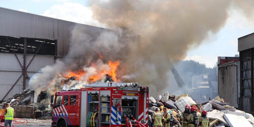 Foto van brand bij recyclebedrijf