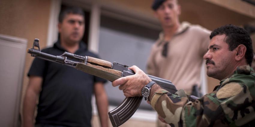 Foto van Nederlandse militair die training geeft