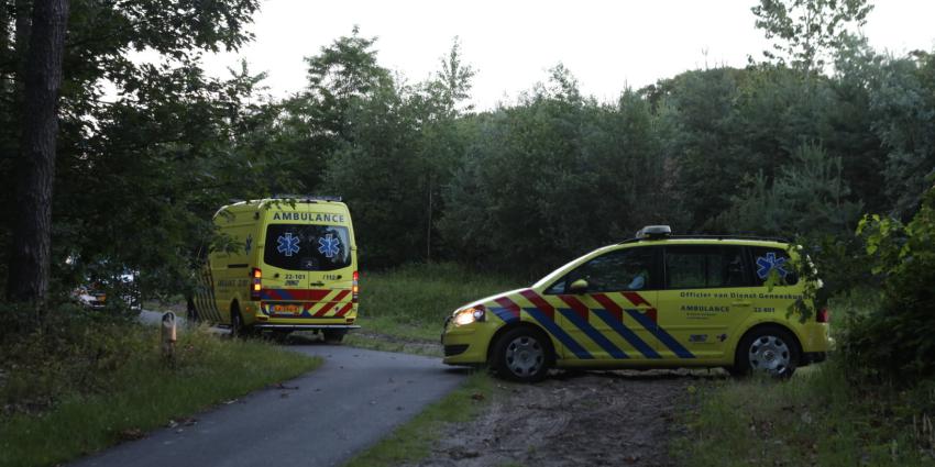 Foto van hulpverleners in bos
