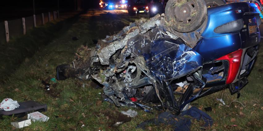 Zwaar gehavende auto