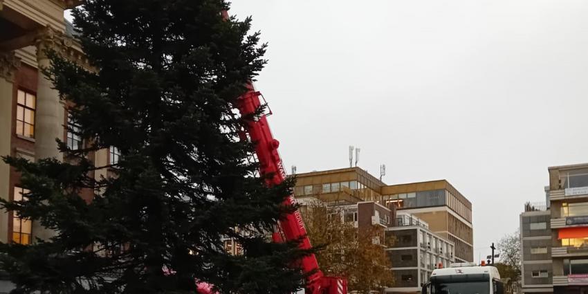 Plaatsen van kerstboom op Grote Markt