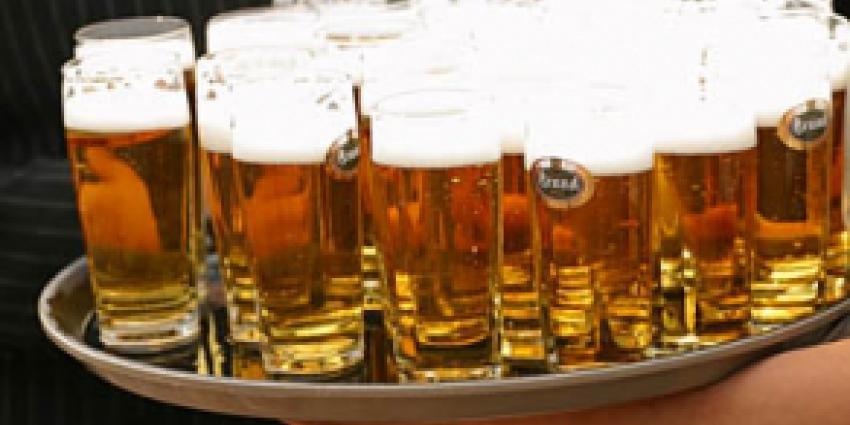 Agent krijgt ongevraagd biertje tijdens conflict in café