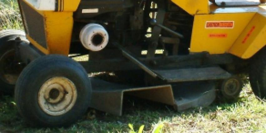 Man op zitmaaier zwaargewond bij aanrijding