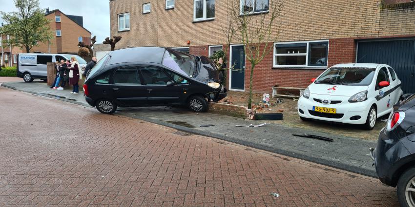 Auto tegen muurtje