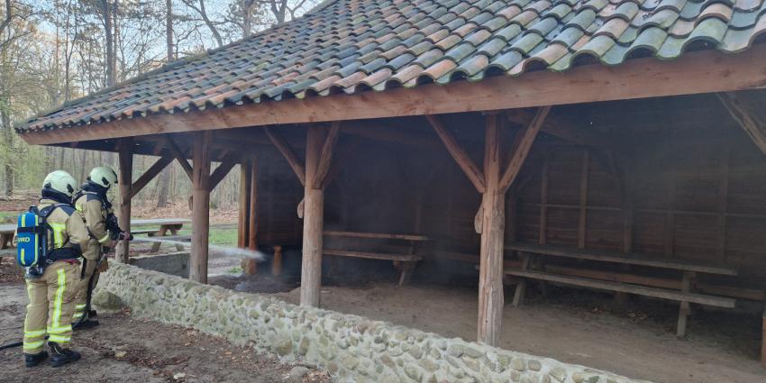 Brandweer dooft brand