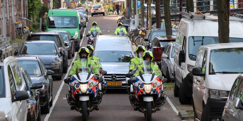 Politiemotoren begeleiden uitvaart stoet